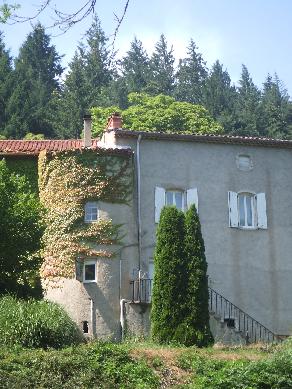 Borne aux armes des Riols